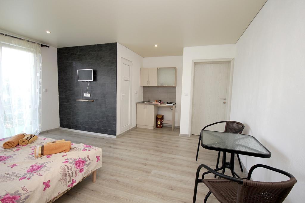 Apartments Victoria Sutomore Exterior photo